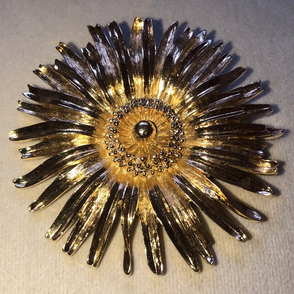 Vintage gold sunflower pin/brooch - Picture 4 of 9